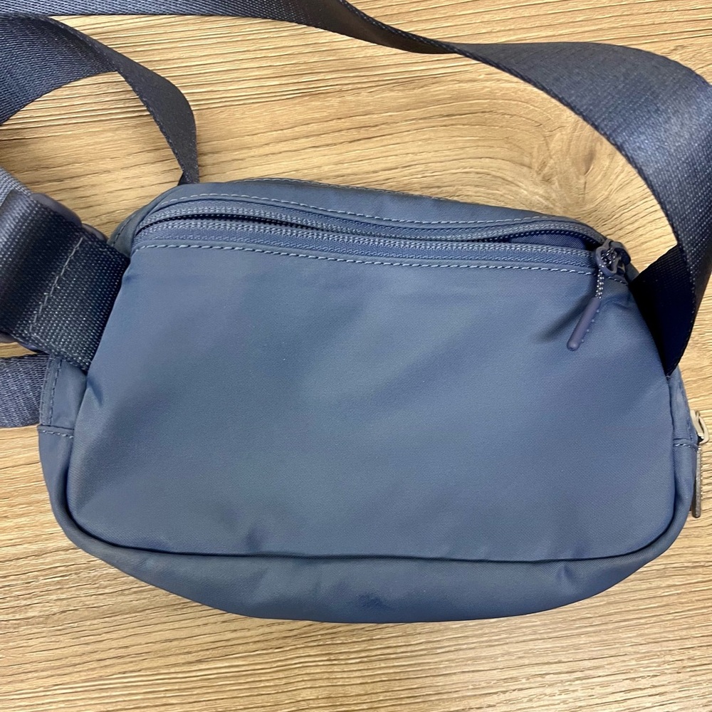 lululemon Everywhere Belt Bag Pitch Blue - Picture 6 of 9